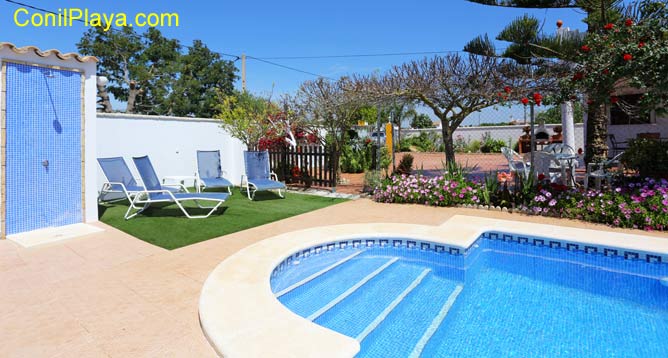 piscina privada con ducha y tumbonas