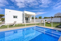 3 dormitorios,6 personas. Estupendo chalet en Conil de la Frontera de diseño moderno para alquiler de vacaciones con piscina privada. Tiene 3 dormitorios con capacidad para 6 personas. Dispone de porche, barbacoa, aparcamiento privado.