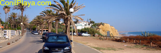 Calle de la urbanización La Fuente del Gallo donde se encuentra la casa urbanizacion