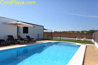 Chalet con piscina en Conil para alquilar