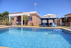 3 dormitorios,6 personas. Chalet con piscina privada situado en una zona muy tranquila de Conil. Cerca de la playa de la Barrosa, la playa de El Puerco y Urbanización Roche. 