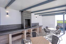 2 dormitorios,5 personas. Chalet con piscina privada situado en una zona muy tranquila de Conil. Cerca de la playa de la Fuente del Gallo y la cala del Aceite. 