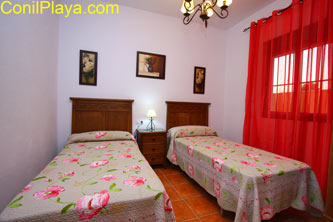 dormitorio con 2 camas individuales