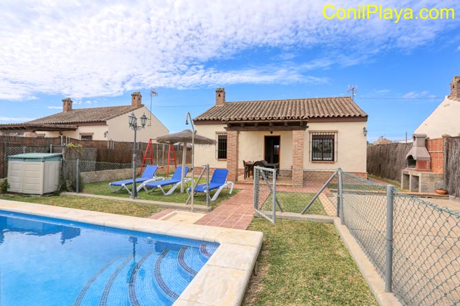 chalet conil piscina