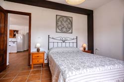 Bonita casa con piscina en Conil, Roche Viejo, muy cerca de la Cala del Aceite. amplio patio, barbacoa, porche, jardín con césped. 2 habitaciones. Dispone de aparcamiento privado en el interior de la parcela. Perfecta para ir a las calas.
Ver las fotos