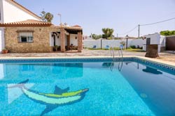 2 dormitorios,5 personas. Bonita casa con piscina en Conil, Roche Viejo, muy cerca de la Cala del Aceite. amplio patio, barbacoa, porche, jardín con césped. 2 habitaciones. Dispone de aparcamiento privado en el interior de la parcela. Perfecta para ir a las calas.
