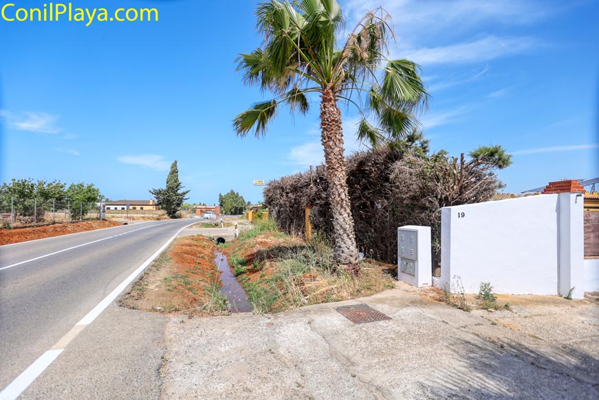 Entrada al número 19 de la vivienda junto a carretera del puerto pesquero de Conil