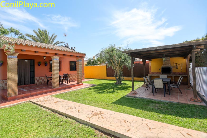 Jardín con zona de barbacoa cerca del porche