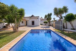 Chalet en Conil con piscina privada