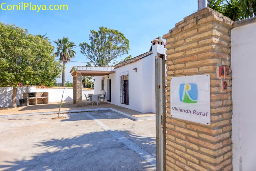 entrada a la vivienda rural