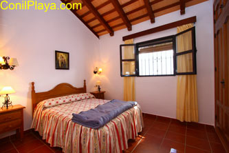 dormitorio principal con cama de matrimonio