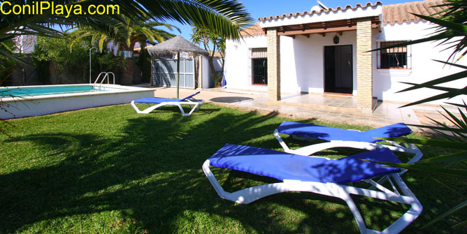 jardín con el chalet al fondo