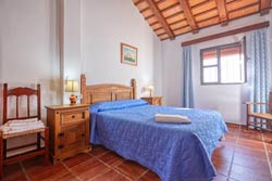 Chalet con piscina privada situado en una zona muy tranquila de Conil, Roche Viejo. Muy cerca de las estupendas calas de Conil. A 3 o 4 minutos de Conil. Posibilidad de cama supletoria.
capacidad para 8 personas