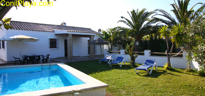 Jardín del chalet y la piscina