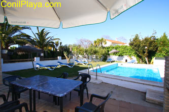 Piscina del chalet en Conil