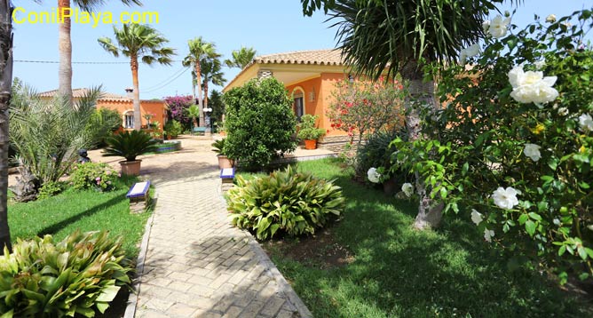 chalet en Conil con amplio jardín