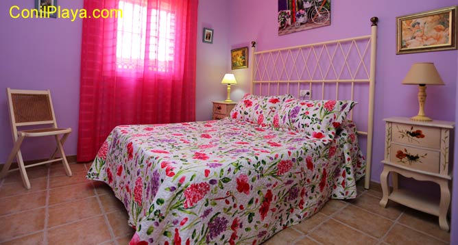 dormitorio con cama de matrimonio