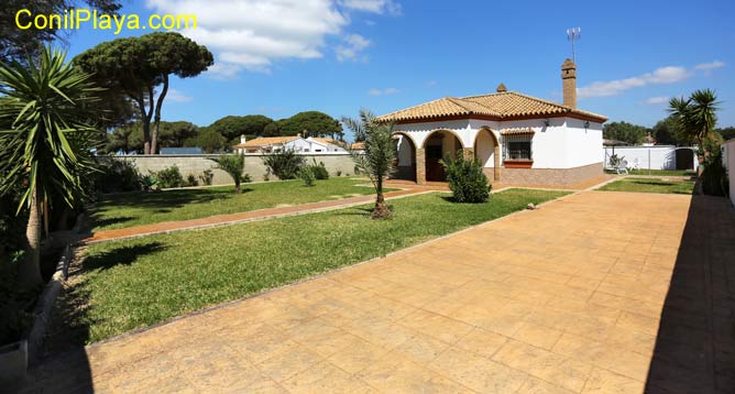 chalet en conil con aparcamiento amplio