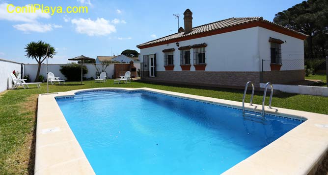 chaelt en conil con piscina privada