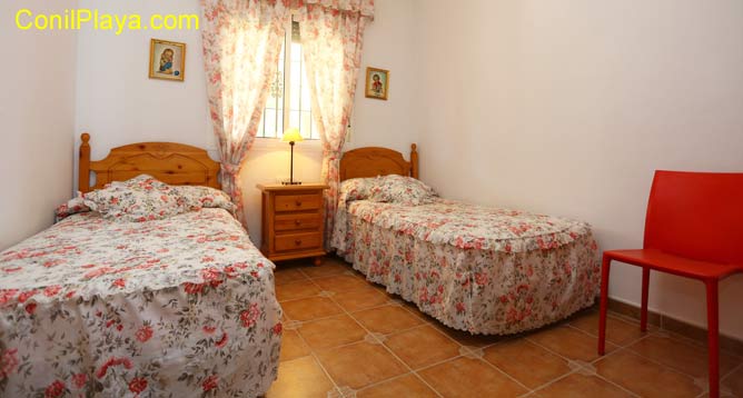 dormitorio con 2 camas individuales