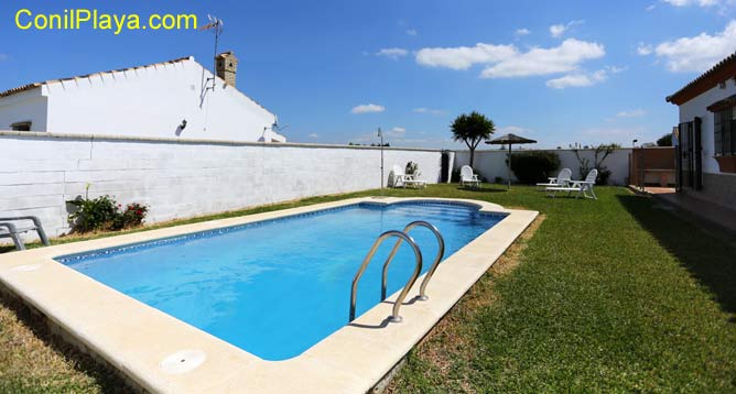 piscina con jardín con césped