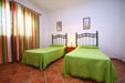 Chalet con piscina privada muy cerca de Conil. Barbacoa, porche, jardín. en las afueras de Conil. Consta de 2 dormitorios con armarios, los dos con 2 camas individuales, cuarto de baño y patio interior con mesa y sillas.
capacidad para 4 personas