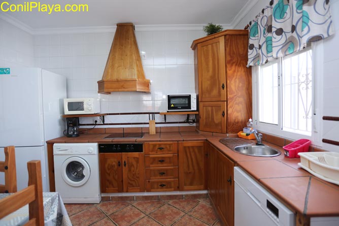 cocina con mesa comedor