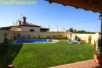 vista del jardin desde el porche