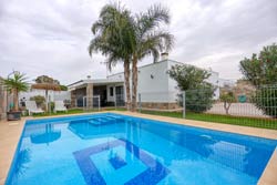 3 dormitorios,7 personas. Casa con piscina en la zona de Barrio Nuevo, a pocos minutos de Conil. Biene comunicada. Porche, merendero, barbacoa. 