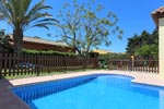 3 dormitorios,9 personas. Chalet con piscina privada y estupendo jardín con sombra junto a la piscina. Barbacoa, porche, aparcamiento privado. Cerca de las calas de Conil.
