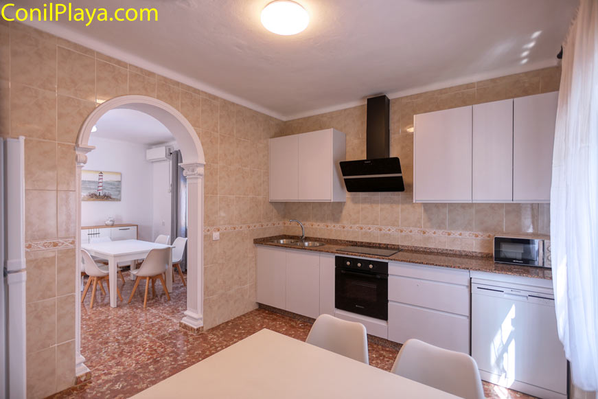 Cocina amplia con muebles modernos vista desde el comedor
