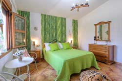 Tranquilo chalet con piscina privada muy cerca de urbanización Roche y al pinar. Bien comunicado. Barbacoa, merendero. De 2 dormitorios, 1 cuarto de baño con ducha, salón-cocina-comedor, aparcamiento privado. cerca de Roche para 6 personas