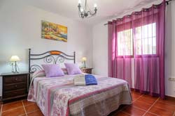 Cortijo Amado. Tranquilo chalet con piscina situado en zona rural de Conil, ideal para descansar lejos de ruidos. Porche, barbacoa, aparcamiento dentro de la propiedad. Dispone de aire acondicionado en la buhardilla y wifi.
capacidad para 6 personas