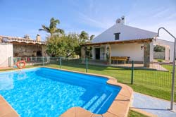 2 dormitorios,6 personas. Cortijo Amado. Tranquilo chalet con piscina situado en zona rural de Conil, ideal para descansar lejos de ruidos. Porche, barbacoa, aparcamiento dentro de la propiedad. Dispone de aire acondicionado en la buhardilla y wifi.
