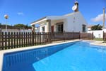 2 dormitorios,4 personas. Tranquilo chalet en Conil con piscina situado muy cerca de Urbanización Roche. Barbacoa, porche, merendero. Cerca de la playa de la Torre de El Puerco y La Barrosa. Ideal familias.