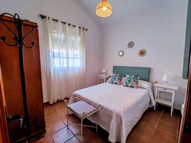 dormitorio principal con cama de matrimonio