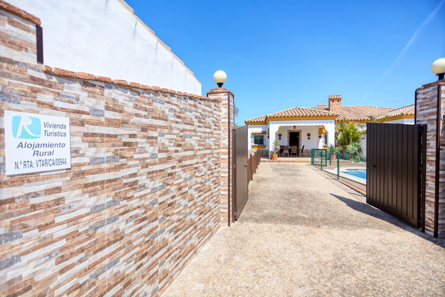 entrada a vivienda rural con cancela y acceso directo a la casa
