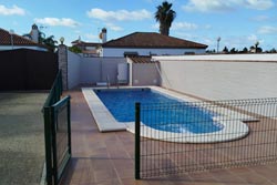 3 dormitorios,14 personas. Tranquilo chalet con piscina privada en Roche Viejo y al pinar. Bien comunicado. Barbacoa, merendero. De 3 dormitorios, 1 cuarto de baño con ducha y otro exterior, salón-cocina-comedor, aparcamiento privado.