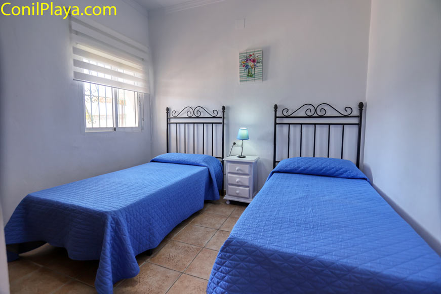 dormitorio con dos camas individuales y ropa de cama azul