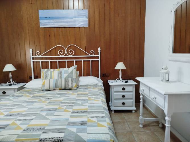 dormitorio con cama de matrimonio