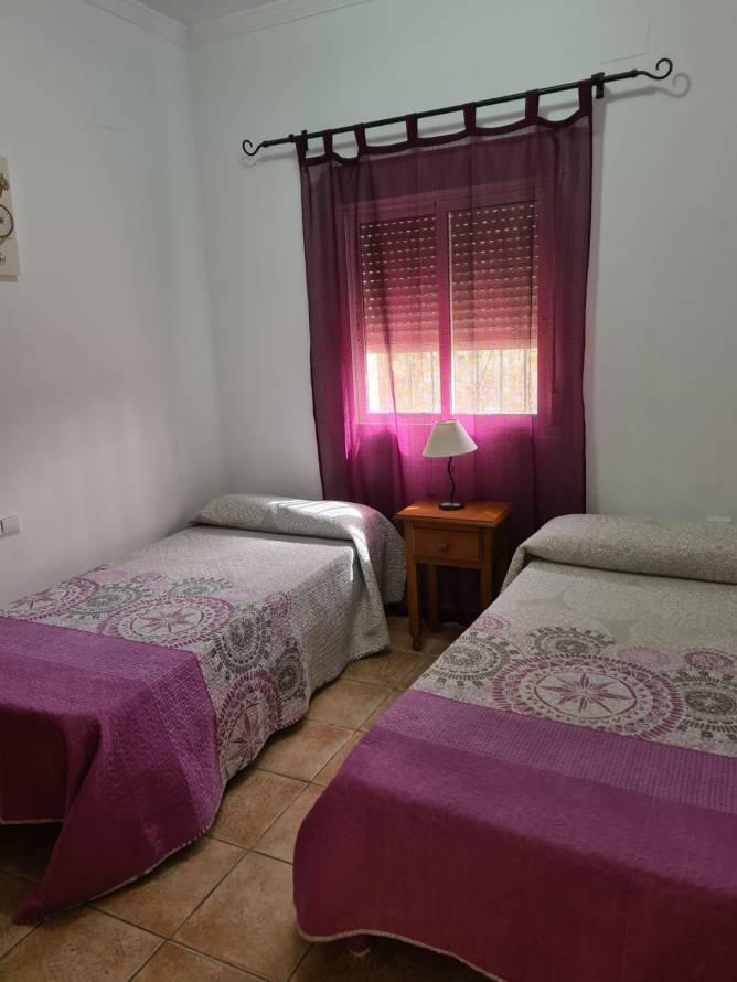 dormitorio con cama de matrimonio
