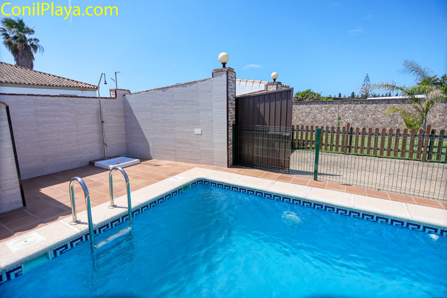 Piscina privada con ducha exterior y zona de jardín vallada