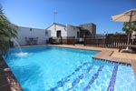2 dormitorios,4 personas. Tranquilo chalet con piscina privada a pocos minutos de Conil. Barbacoa, aire acondicionado. Ideal para las vacaciones de verano.
