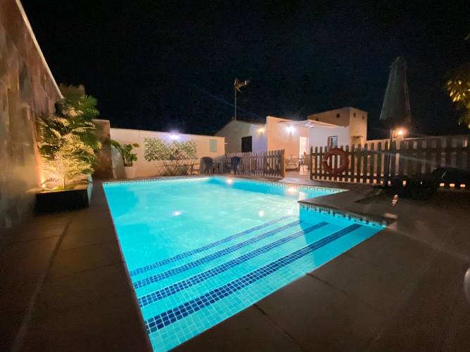 piscina de noche