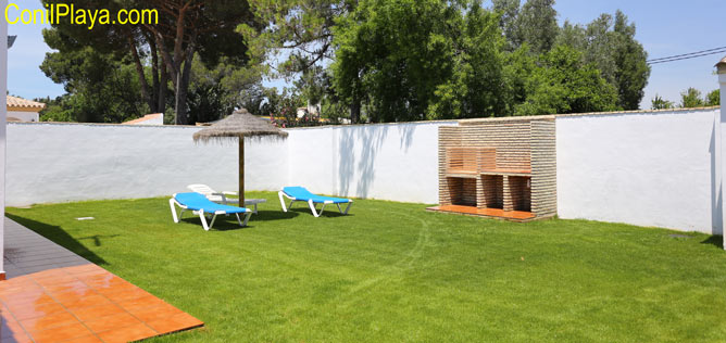 jardin con barbacoa