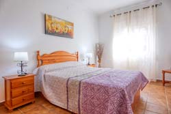 Estupendo chalet con piscina privada situado en zona muy tranquila de Conil, a 5 minutos de la playa en coche. Piscina privada, amplio jardín, parcela vallada con cancela automática, 2 porches.
alquiler de vacaciones para 6 personas.