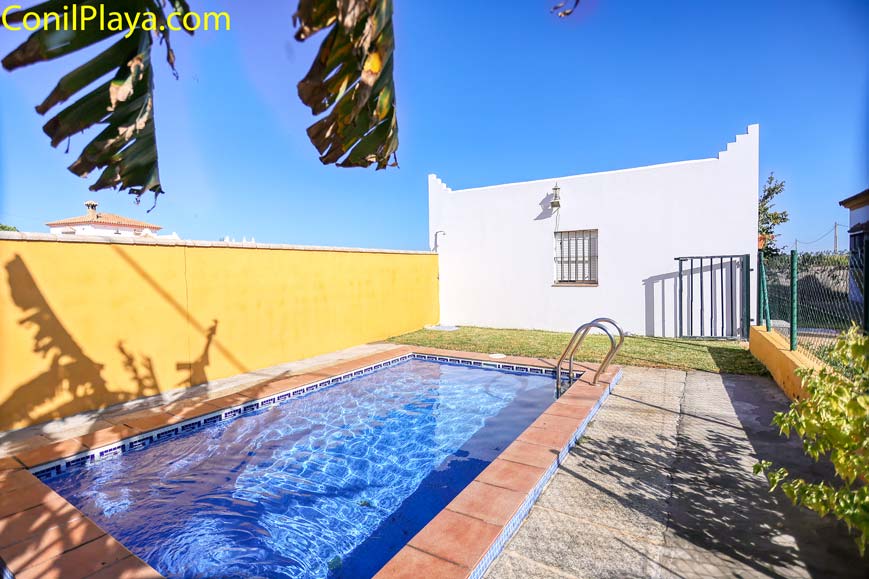 chalet con piscina vallada