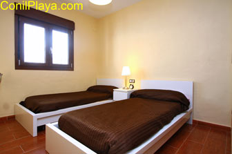 dormitorio con 2 camas individuales