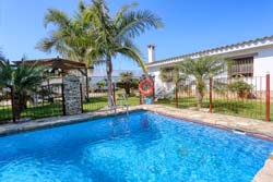 3 dormitorios,6 personas. Tranquilo chalet con piscina privada en Roche Viejo y al pinar. Bien comunicado. Barbacoa, merendero. De 3 dormitorios, 1 cuarto de baño con ducha y otro exterior, salón-cocina-comedor, aparcamiento privado.