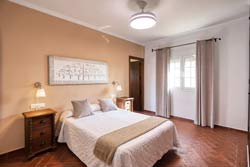 Casa con piscina, amplio jardín, jacuzzi, barbacoa, 3 dormitorios. Situada a 4 minutos de Conil. en el Carril de la Lobita. Consta de tres dormitorios con armarios empotrados, dos cuartos de baño, uno con cabina de ducha y jacuzzi.
Ver fotos de la casa en alquiler con piscina en Conil, en la carretara de la Lobita.
